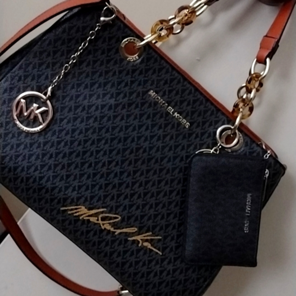 I Have Micheal Kors pocketbook that I would like to sell it's in good condition!
